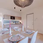 Guesthost -carducci Attics דירה *