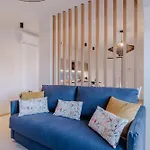 Guesthost -carducci Attics דירה