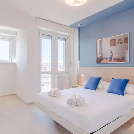 Guesthost -carducci Attics شقة